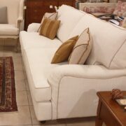 Divano oxford in tessuto acqua clean color avorio con rifinitura nocciola. Il fianco. Arredamento classico contemporaneo Siena e Firenze.