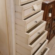 Cassettiera-settimino in legno di tiglio massello laccato. I cassetti aperti. Arredamento classico contemporaneo Siena e Firenze.