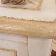 Cassettiera-settimino in legno di tiglio massello laccato. Il piano di lato. Arredamento classico contemporaneo Siena e Firenze.
