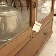 Vetrina antica primi '900 in legno di teak. Particolare ante a vetro inferiori. Mobili antichi Siena e Firenze