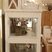 Credenza vetrina antica in legno di olmo antica laccata a mano 4 ante e 2 cassetti. Alzata di fianco. Mobili etnici antichi Siena e Firenze.