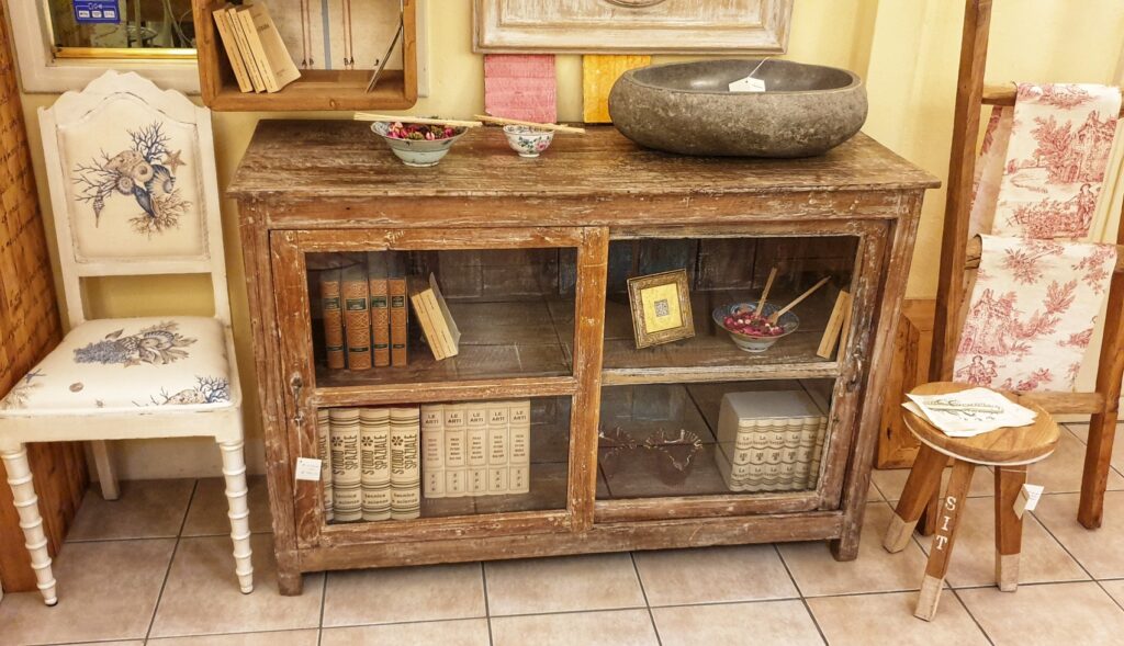 Vetrina credenza antica primi Novecento in olmo con finitura decapè ante scorrevoli. Mobili etnici antichi Siena e Firenze.