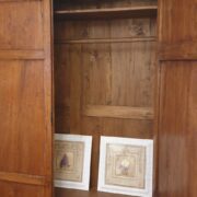 Armadio antico toscano in legno di pioppo metà '800. Anta aperta. Mobili antichi Siena e Firenze