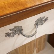 Consolle bicolore (versione noce- bianca) in legno di noce con piano intarsiato. Il cassetto e il piano. Arredamento classico contemporaneo Siena e Firenze.