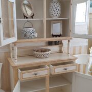 Credenza con alzata a vetrina laccata a mano a due ante e due cassetti. Aperta. Arredamento classico contemporaneo Siena e Firenze