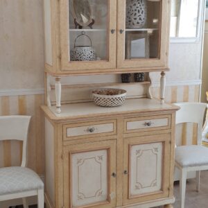 Credenza con alzata a vetrina laccata a mano a due ante e due cassetti. Arredamento classico contemporaneo Siena e Firenze