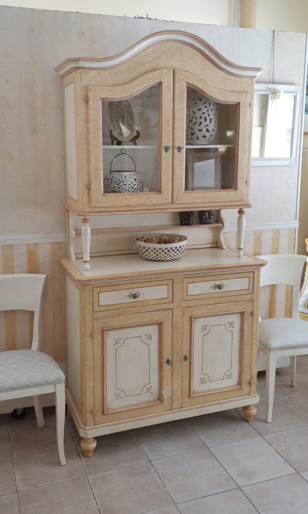 Credenza con alzata a vetrina laccata a mano a due ante e due cassetti. Arredamento classico contemporaneo Siena e Firenze