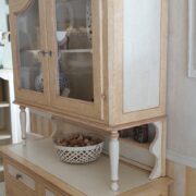 Credenza con alzata a vetrina laccata a mano a due ante e due cassetti. Di lato.Arredamento classico contemporaneo Siena e Firenze