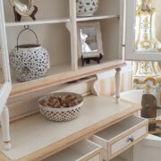 Credenza con alzata a vetrina laccata a mano a due ante e due cassetti. Interno. Arredamento classico contemporaneo Siena e Firenze
