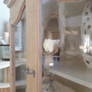 Credenza con alzata a vetrina laccata a mano a due ante e due cassetti. Particolare ante a vetro . Arredamento classico contemporaneo Siena e Firenze