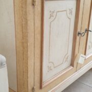 Credenza con alzata a vetrina laccata a mano a due ante e due cassetti. Particolare piedi a cipolla. Arredamento classico contemporaneo Siena e Firenze