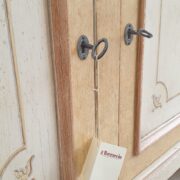 Credenza con alzata a vetrina laccata a mano a due ante e due cassetti. Particolare serrature sportelli.Arredamento classico contemporaneo Siena e Firenze