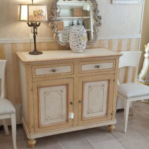 Credenza laccata a mano a due ante e due cassetti. Arredamento classico contemporaneo Siena e Firenze