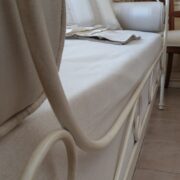 Letto divano in ferro battuto laccato a mano finitura avorio. Particolare. Arredamento classico contemporaneo Siena e Firenze