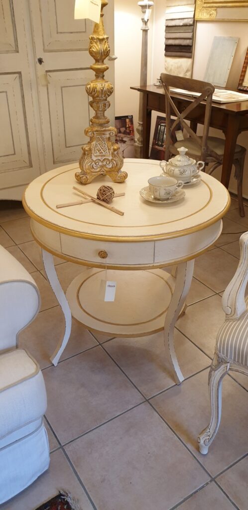 Tavolino rotondo laccato a mano con cornici e filetti in foglia oro. Arredamento classico contemporaneo Siena e Firenze