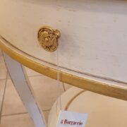 Tavolino rotondo laccato a mano con cornici e filetti in foglia oro. Particolare cassetto. Arredamento classico contemporaneo Siena e Firenze
