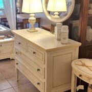 Cassettone in legno di tiglio a quattro cassetti 2+2 laccato a mano. Arredamento classico contemporaneo Siena e Firenze (5)