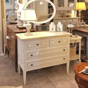 Cassettone in legno di tiglio a quattro cassetti 2+2 laccato a mano. Arredamento classico contemporaneo Siena e Firenze.