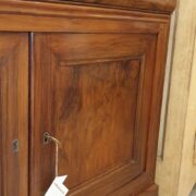 Credenza antica in legno di noce massello metà '800 periodo Luigi Filippo. Particolare anta. Mobili antichi Siena e Firenze