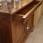 Credenza antica in legno di noce massello metà '800 periodo Luigi Filippo. Particolare cassetto. Mobili antichi Siena e Firenze