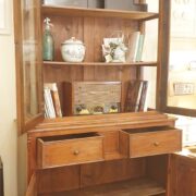 Credenza con alzata a vetrina Toscana in legno di larice antico fine '800. Aperta. Mobili antichi Siena e Firenze