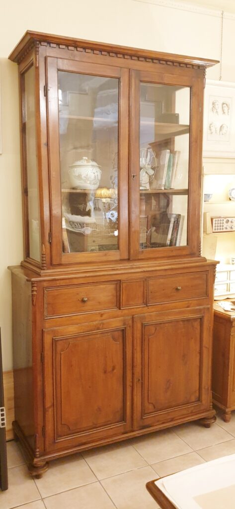 Credenza con alzata a vetrina Toscana in legno di larice antico fine '800. Mobili antichi Siena e Firenze