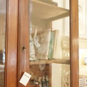 Credenza con alzata a vetrina Toscana in legno di larice antico fine '800. Particolare ante a vetro. Mobili antichi Siena e Firenze