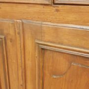 Credenza con alzata a vetrina Toscana in legno di larice antico fine '800. Particolare ante inferiori. Mobili antichi Siena e Firenze