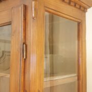 Credenza con alzata a vetrina Toscana in legno di larice antico fine '800. Particolare cappello.Mobili antichi Siena e Firenze