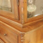 Credenza con alzata a vetrina Toscana in legno di larice antico fine '800. Particolare decori laterali. Mobili antichi Siena e Firenze