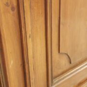 Credenza con alzata a vetrina Toscana in legno di larice antico fine '800. Particolare serratura inferiore. Mobili antichi Siena e Firenze