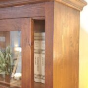 Libreria scorrevole in legno di larice anticato. Ante scorrevoli. Arredamento classico contemporaneo su misura Siena e Firenze.