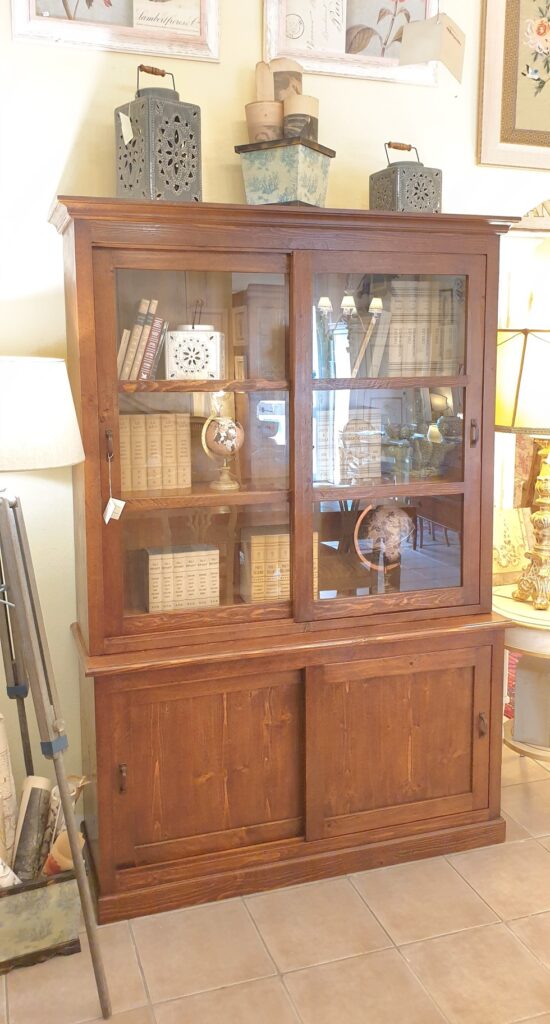 Libreria scorrevole in legno di larice anticato. Arredamento classico contemporaneo su misura Siena e Firenze.