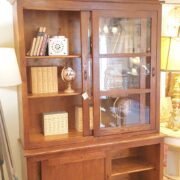 Libreria scorrevole in legno di larice anticato. Di fronte. Arredamento classico contemporaneo su misura Siena e Firenze.
