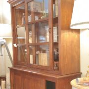 Libreria scorrevole in legno di larice anticato. Di lato. Arredamento classico contemporaneo su misura Siena e Firenze.