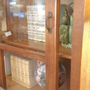 Libreria scorrevole in legno di larice anticato. Particolare ante a vetro. Arredamento classico contemporaneo su misura Siena e Firenze.