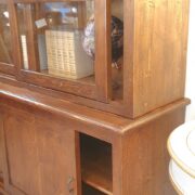 Libreria scorrevole in legno di larice anticato. Particolare ante inferiori. Arredamento classico contemporaneo su misura Siena e Firenze.