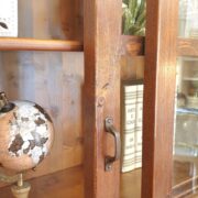 Libreria scorrevole in legno di larice anticato. Particolare ante scorrevoli a vetro. Arredamento classico contemporaneo su misura Siena e Firenze.