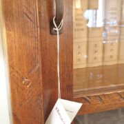 Libreria scorrevole in legno di larice anticato. Particolare maniglia. Arredamento classico contemporaneo su misura Siena e Firenze.