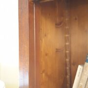 Libreria scorrevole in legno di larice anticato. Particolare reggiripiani a scaletta. Arredamento classico contemporaneo su misura Siena e Firenze.