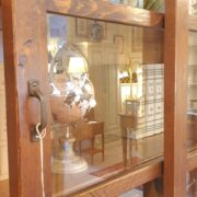 Libreria scorrevole in legno di larice anticato. Particolare. Arredamento classico contemporaneo su misura Siena e Firenze.