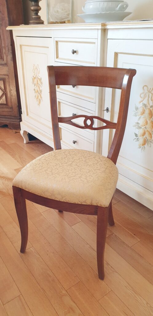 Sedia in legno di noce con seduta imbottita. Arredamento classico contemporaneo Siena e Firenze