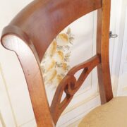 Sedia in legno di noce con seduta imbottita. Particolare spalliera. Arredamento classico contemporaneo Siena e Firenze