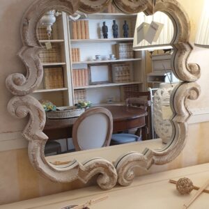 Specchiera in legno di larice antico intagliato decapè. Arredamento classico contemporaneo Siena e Firenze