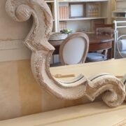 Specchiera in legno di larice antico intagliato decapè. Particolare. Arredamento classico contemporaneo Siena e Firenze