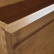 Cassettiera in legno di abete anticato con 4 cassetti in finitura Particolare coda di rondine. Arredamento classico contemporaneo su misura Siena e Firenze