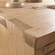 Cassettiera in legno di abete anticato con 4 cassetti in finitura miele. Particolare angolo piano.Arredamento classico contemporaneo su misura Siena e Firenze