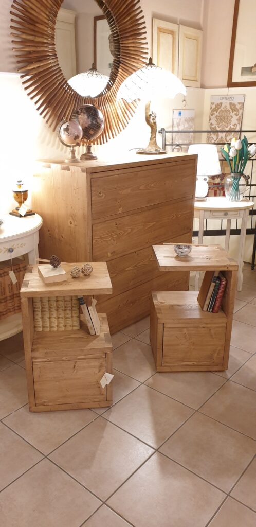 Comodini in legno di abete anticato con 1 cassetto e 1 ripiano. Arredamento classico contemporaneo su misura Siena e Firenze