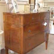 Comò lastronato in noce nazionale con filettatura in bois de rose marrone. Arredamento classico contemporaneo su misura Siena e Firenze (8)