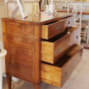 Comò lastronato in noce nazionale con filettatura in bois de rose marrone. Cassetti aperti. Arredamento classico contemporaneo su misura Siena e Firenze
